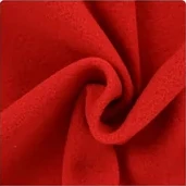 Tessuto fleece rosso con pieghe morbide