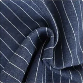Tessuto in cotone stretch blu navy con sottili gessature bianche