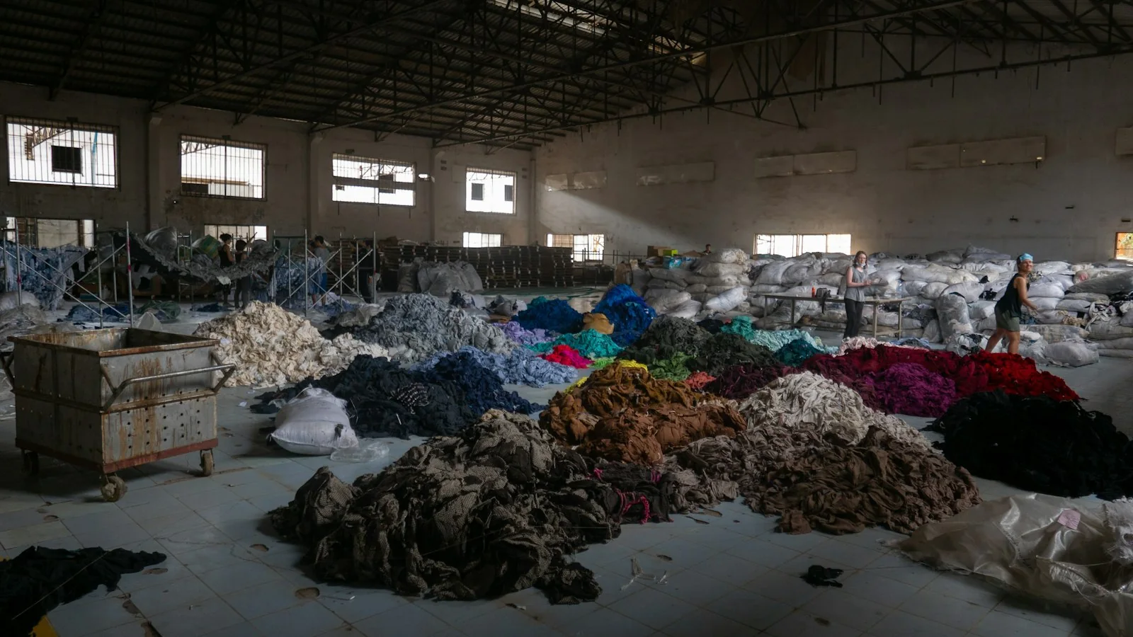 Déchets textiles triés dans un grand entrepôt